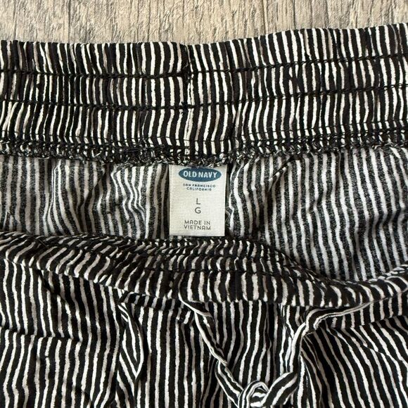 Old Navy Black and White Striped Women's Shorts - Picture 2 of 2